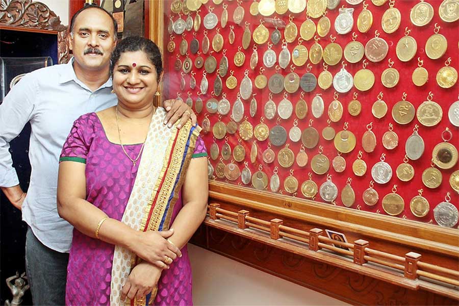 ৮০০ মিটারেও নজির গড়েছিলেন সাইনি। ’৯৫-এ দেশের মাটিতে সাফ গেমসে ওই ইভেন্টে প্রথম ভারতীয় অ্যাথলিট হিসাবে ২ মিনিটের কম সময়ে দৌড়েছিলেন তিনি। ৩০ বছরের সাইনি সময় নিয়েছিলেন ১.৫৯.৮৫ সেকেন্ড।