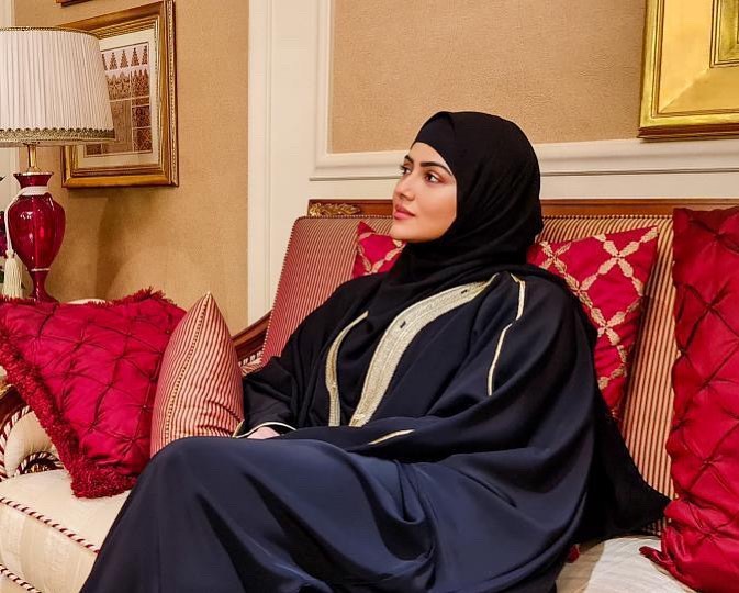 কেরিয়ার যখন একটু একটু করে পাকা হতে শুরু করেছে, ঠিক সেই সময়, ২০১৯ সালে, হঠাৎ অভিনয় জগতকে বিদায় জানান সানা। আচমকা ছেড়ে দেন মডেলিংও।