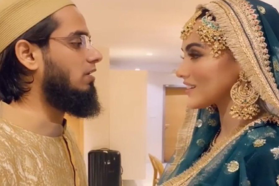 এর পরেই ২০২০ সালের নভেম্বর মাসে মুফতি আনাস সঈদকে বিয়ে করেন সানা। তাঁর স্বামী ইসলাম ধর্ম নিয়ে গবেষণা করেছেন। সেই থেকে কখনও তাঁকে প্রকাশ্যে হিজাব ছাড়া দেখা যায়নি। 