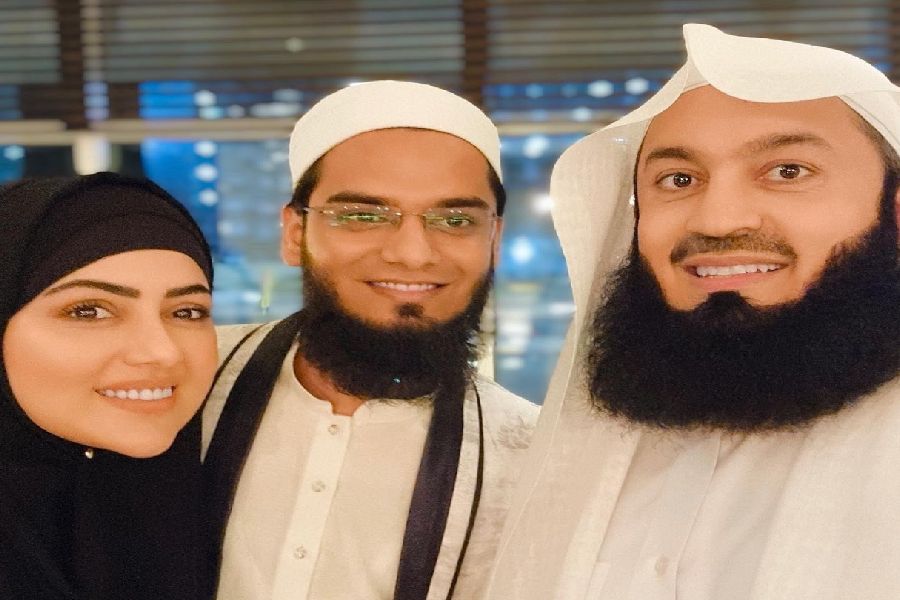 গত বছর স্বামীর সঙ্গে হজে গিয়েছিলেন সানা। ফিরে এসে জানান, ধর্মের পথে থেকেই তিনি খুশি। হিজাব কখনও খুলতে চান না।