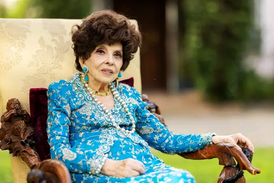 জিনা লোলোব্রিজিদা। সোমবার প্রয়াত হয়েছেন বর্ষীয়সী এই ইটালীয় অভিনত্রী। মৃত্যুকালে বয়স হয়েছিল ৯৫ বছর।