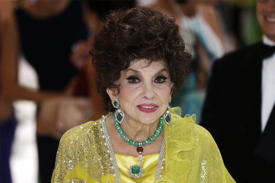 কিন্তু জিনার বাড়ি থেকে না খেয়েই ফিরতে হয় কবিরকে। অভিযোগ, প্রেমিকা পরভীনকে অপমান করেছিলেন জিনা। রাগ করে সেখান থেকে চলে যান পরভীন। বেরিয়ে আসতে হয় কবিরকেও।