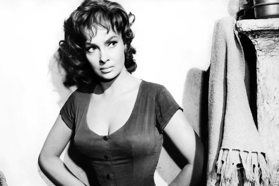 ১৯৫৩ সালে জন হুস্টনের পরিচালনায় প্রথম হলিউডে পা রাখেন জিনা। তাঁর প্রথম ইংরেজি ছবি ‘বিট দ্য ডেভিল’। সেখানে তিনি হামফ্রে বোগার্টের বিপরীতে অভিনয় করেছিলেন।