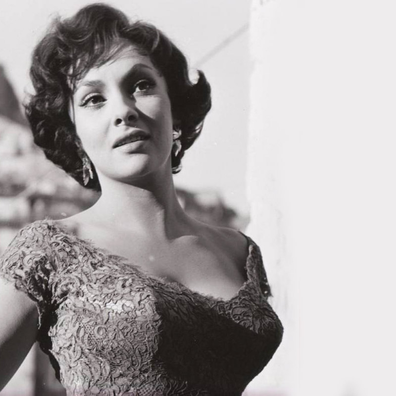 ইউরোপ, বিশেষত আমেরিকার বিনোদন জগতে ‘যৌনতার প্রতীক’, ‘যৌন উদ্দীপক নায়িকা’ হিসাবেই প্রচার করা হত জিনার নাম। রূপ আর আবেদনের ঝলকানিতে তাঁর অভিনয় প্রতিভা চাপা পড়ে গিয়েছিল।