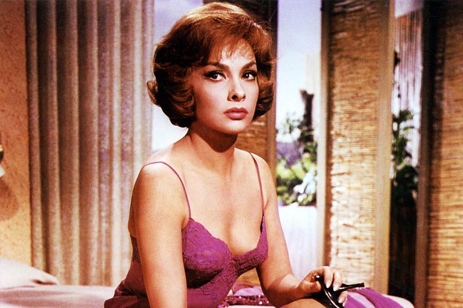 জিনার সঙ্গে ভারতের যোগও রয়েছে। সাতের দশকে মুম্বইতে এসেছিলেন তিনি। ‘শালিমার’ ছবির প্রচারের জন্য ভারতে তাঁকে আনা হয়েছিল। ধর্মেন্দ্র, জিনাত আমনদের মতো ভারতীয় তারকাদের কাজ করার কথা ছিল তাঁর। তবে শেষ পর্যন্ত কোনও এক অজ্ঞাত কারণে ছবিটিতে জিনা কাজ করেননি।