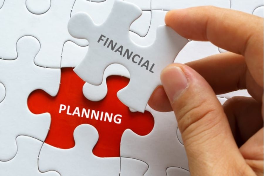 শুরু করুন নতুন বছরে আপনার আর্থিক লক্ষ্য কী হওয়া উচিত, তাই দিয়েই। একটা কাগজ আর কলম নিয়ে বসে পড়ুন।