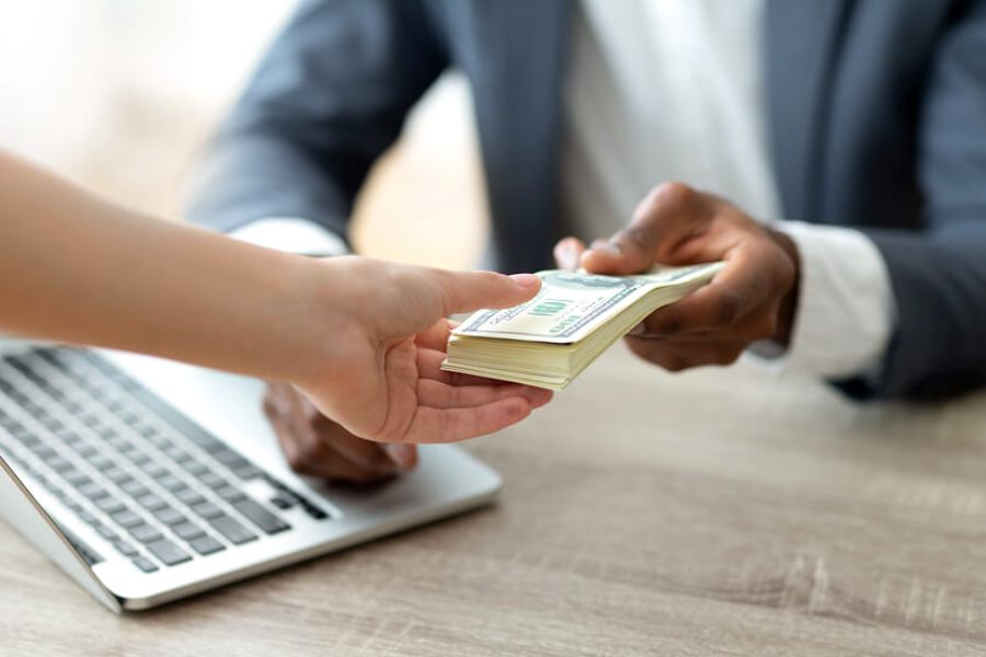 প্রথম প্রশ্নই হওয়া উচিত বাজারে আপনার কত ঋণ আছে, তাকে ঘিরে। কত বছরে ঋণ শোধ করতে হবে আপনাকে? আজকের আয়ের নিরিখে সেই শোধ করার রাস্তাটি কি সময়ের হিসাবে আর একটু কমিয়ে ফেলা যাবে?