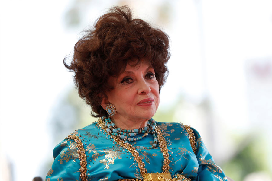 রাজনীতিতেও এসেছিলেন জিনা। ইউরোপীয় পার্লামেন্টে ডেমোক্রাট প্রার্থী হিসাবে লডে়ছিলেন ১৯৯৯ সালে। কিন্তু জিততে পারেননি। এর পর ২০২২ সালে ৯৫ বছর বয়সে ইটালির সাধারণ নির্বাচনে নতুন একটি দলের হয়ে ভোটে দাঁড়িয়েছিলেন। জিততে পারেননি তাতেও।