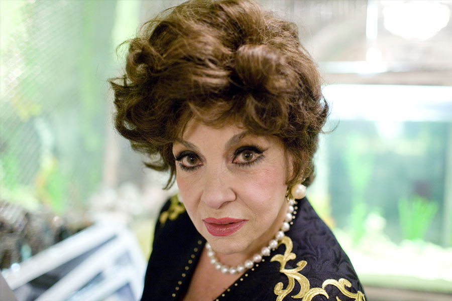 ইটালির সংবাদপত্র ‘কোরিয়ার দেলা সেরা’য় একটি সাক্ষাৎকারে জিনা জানিয়েছিলেন, মহাত্মা গান্ধীর আদর্শ এবং কর্মপদ্ধতির দ্বারা তিনি অনুপ্রাণিত। ইন্দিরা গান্ধীর সঙ্গেও তাঁর ঘনিষ্ঠতা ছিল বলে দাবি করেন কেউ কেউ।