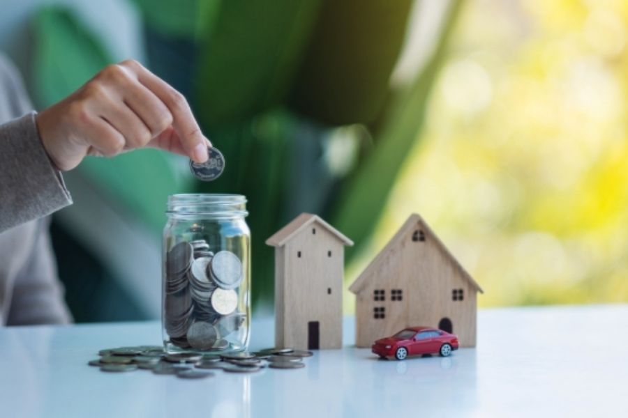 গাড়ি বা বাড়ি যদি করতেই হয়, তা হলে তা কত দিনের মধ্যে করতে চান? তার জন্য সঞ্চয়ের কথাও তো ভাবতে হবে, মাস গেলে যতটা পারা যায়। কিন্তু কতটা পারবেন, সেটা কিন্তু এখনই স্থির করতে হবে।