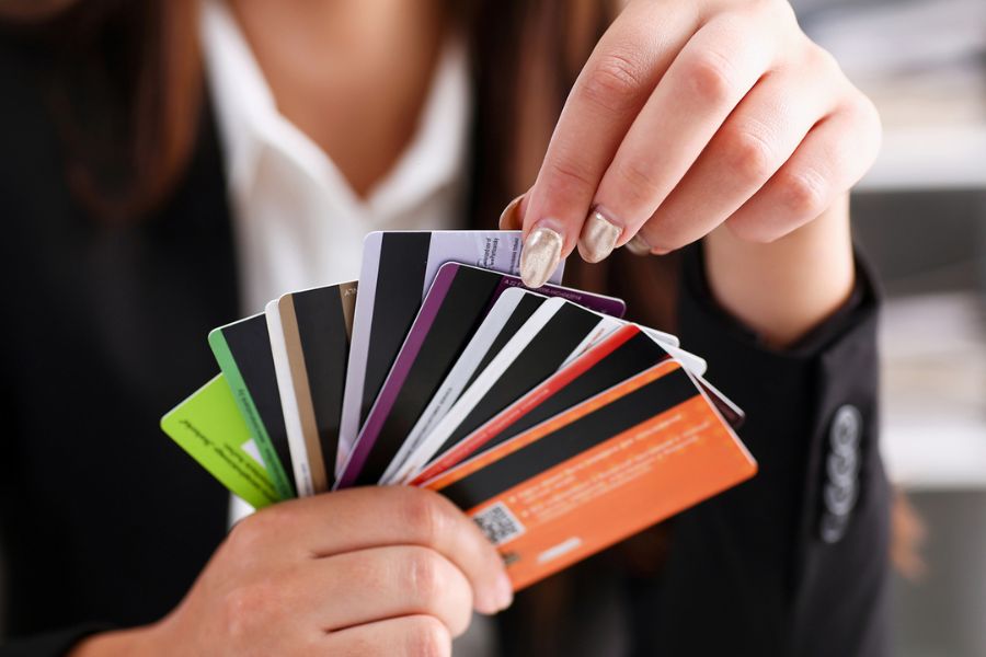 যে সব ঋণে সুদ বেশি, যেমন, ক্রেডিট কার্ড, সেই ঋণ আগে শোধ করুন। দেখবেন, স্বস্তি বাড়বে। 