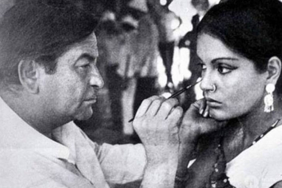 বলিপাড়ায় তখন বহু সুন্দরী অভিনেত্রী ছিলেন। কিন্তু তাঁদের সকলের মধ্যে জিনাতকে বেছে নিয়েছিলেন রাজ। তার কারণও সাক্ষাৎকারে জানিয়েছিলেন তিনি।