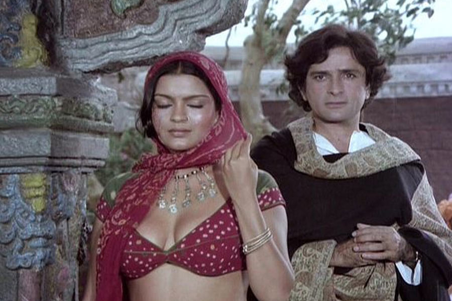 বলিপাড়ায় যে অভিনেত্রীরা ছিলেন, তাঁদের কারও বুকের গড়ন মনে ধরেনি রাজের। কিন্তু জিনাতের বুকের গড়ন ভাল লেগে যায় পরিচালকের। সে কারণেই জিনাতকে অভিনয়ের প্রস্তাব দিয়েছিলেন রাজ।