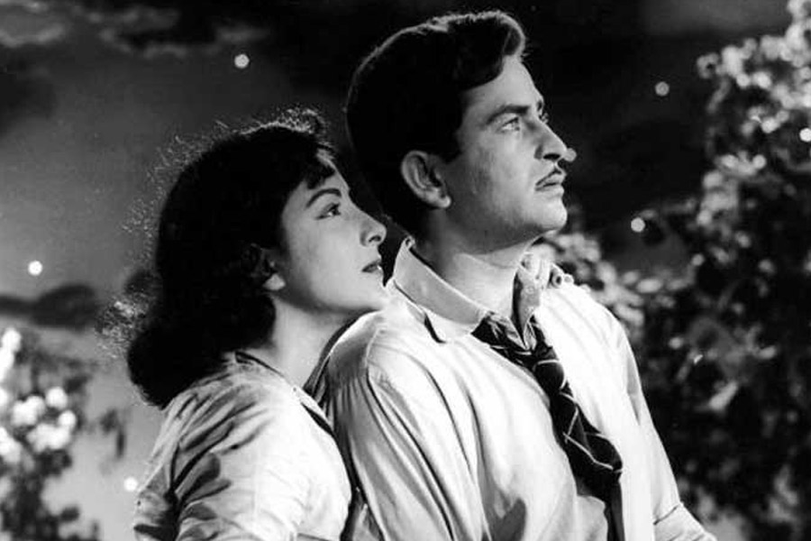 শুধু মায়ের সঙ্গেই নয়, বহু মহিলার সঙ্গে ঘনিষ্ঠ হয়েছিলেন রাজ। নিজের জীবনে মহিলাদের অবদানকে সম্মান জানাতে তিনি স্নানের দৃশ্য শুট করতেন। 