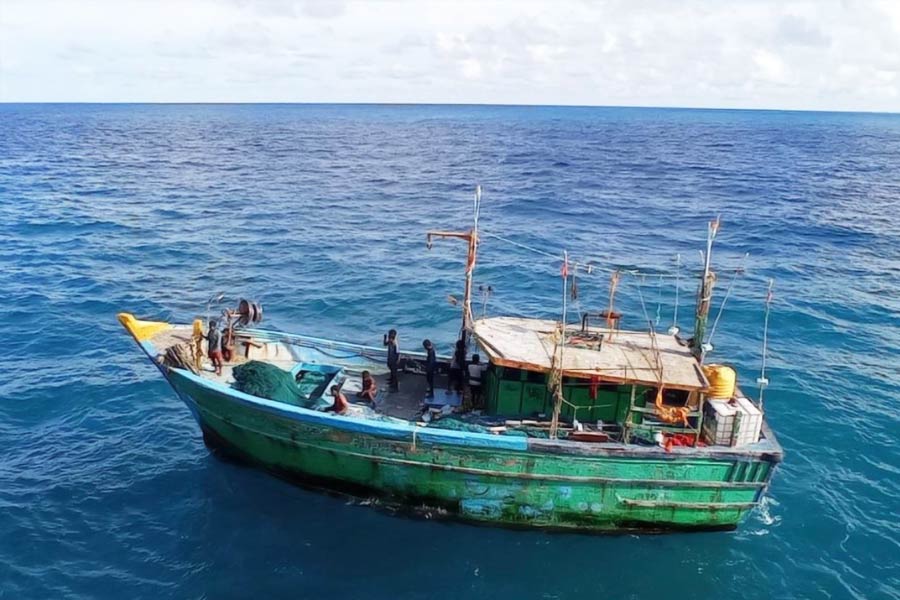 তার পর অনেক দিন কেটে গিয়েছে। পরিবার তাঁদের কোনও খোঁজ পায়নি। মৎস্যজীবীদের পক্ষে এটা অস্বাভাবিক নয়। মাসের পর মাস তাঁরা এ ভাবে সমুদ্রে ভেসে বেড়ান। কোনও খোঁজ মেলে না।