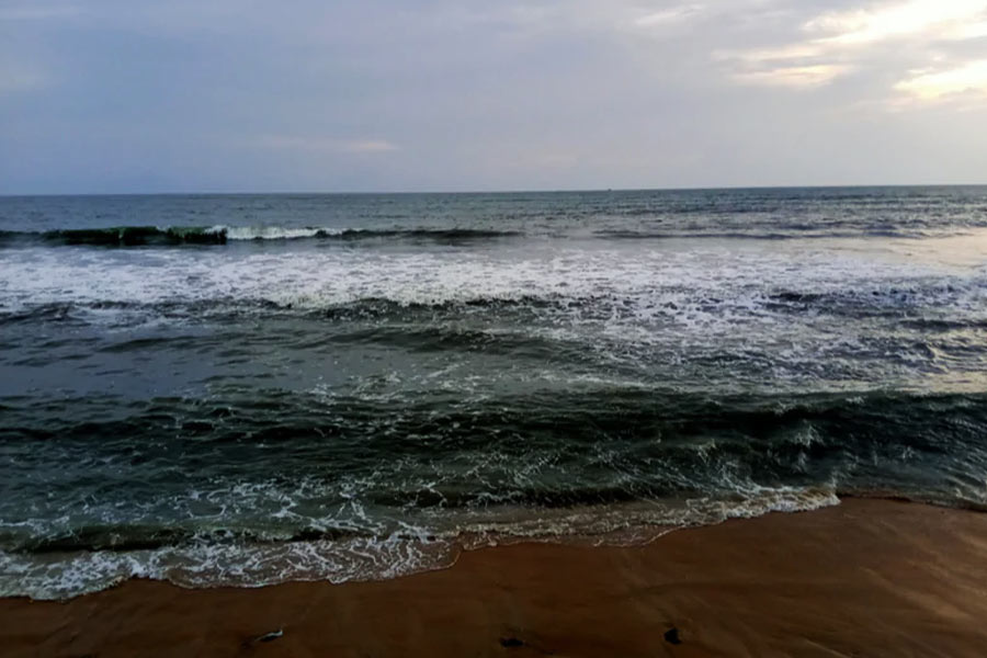 বড়দিন আসে। চলেও যায়। তখনই চিন্তা বাড়তে থাকে পরিবারের। বুঝে পান না কী হয়েছে? এক বার পরিবারের সদস্যদের মনে হয়, কোনও ঘূর্ণিঝড়ে হয়তো নৌকা উল্টে গিয়েছে। সকলের মৃত্যু হয়েছে। কিন্তু এ ধরনের পূর্বাভাস তাঁদের কানে আসেনি। 