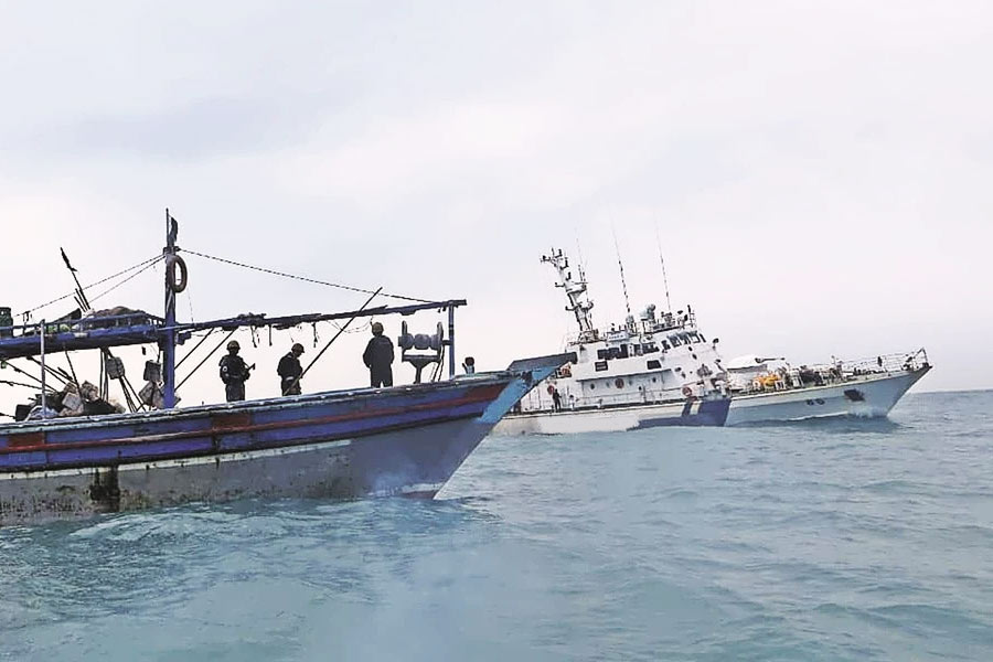 অনেক চেষ্টা করে তিন দিন পর একটি ভারতীয় নৌকা অগাস্টিনদের বার্তার জবাব দেয়। কিন্তু সেই নৌকার ইঞ্জিন ততটা শক্তিশালী নয়। সেটি ক্রিশা মোলের মতো বড়সড় নৌকা টানতে ব্যর্থ হয়। 