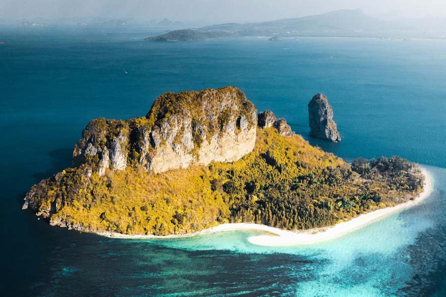 ক্রিশা মোলের মালিকও ছিলেন নৌকায়। তিনি গিয়ারবক্সটিকে সাহায্যকারী নৌকায় তুলে দেন। আর বাকি মৎস্যজীবীরা সিদ্ধান্ত নেন, নোঙরটিকে সেখানেই ফেলে যাবেন। এর ফলে নৌকা হালকা হয়ে যাবে। ফলে সাহায্যকারী নৌকাটি অনায়াসে ক্রিশা মোলকে দড়ি দিয়ে টেনে নিয়ে যাবে।