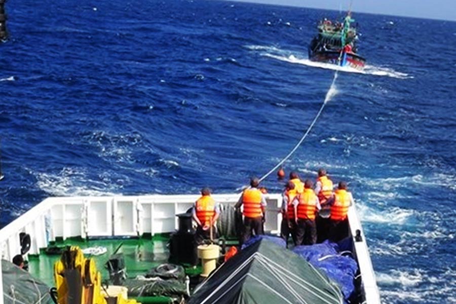 কিন্তু বিপত্তির এখানেই শেষ নেই। মাঝসমুদ্রে একটি দড়ি যায় ছিঁড়ে। তিন দিন পর, ১৯ ডিসেম্বর ঝড়ে আরও একটি দড়ি ছিঁড়ে যায়। ফলে সাহায্যকারী নৌকা থেকে বিচ্ছিন্ন হয়ে পড়ে ক্রিশা মোল।