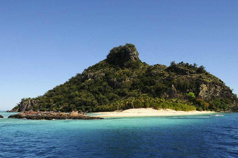 নৌকার সঙ্গেই ছিল ডিঙি। তাতে খাবার চাপিয়ে ওই দ্বীপের দিকেই এগোতে থাকেন ন’জন। ঠিক হয় বাকিদের পরে নিয়ে আসা হবে। বাকি পাঁচ জন মৎস্যজীবী ক্রিশা মোলেই অপেক্ষা করছিলেন।