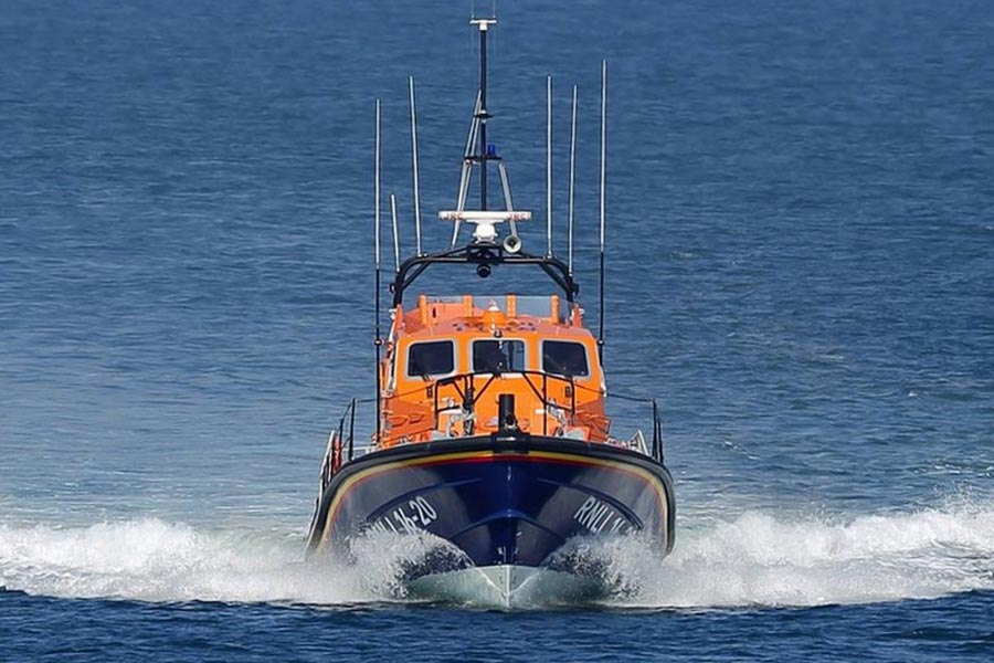 সাত জনকে ওই দ্বীপে রেখে দু’জন মৎস্যজীবী বাকি পাঁচ জনকে নিতে আসেন গভীর সমুদ্রে। তত ক্ষণে ক্রিশা মোল স্রোতে ভেসে গিয়েছে। অনেক খুঁজেও ক্রিশা মোলকে দেখতে পাচ্ছিলেন তাঁরা। শেষ পর্যন্ত অনেক খোঁজ করে ওই পাঁচ জনকে ডিঙিতে চাপিয়ে দ্বীপের উদ্দেশে রওনা হন বাকি দু’জন।