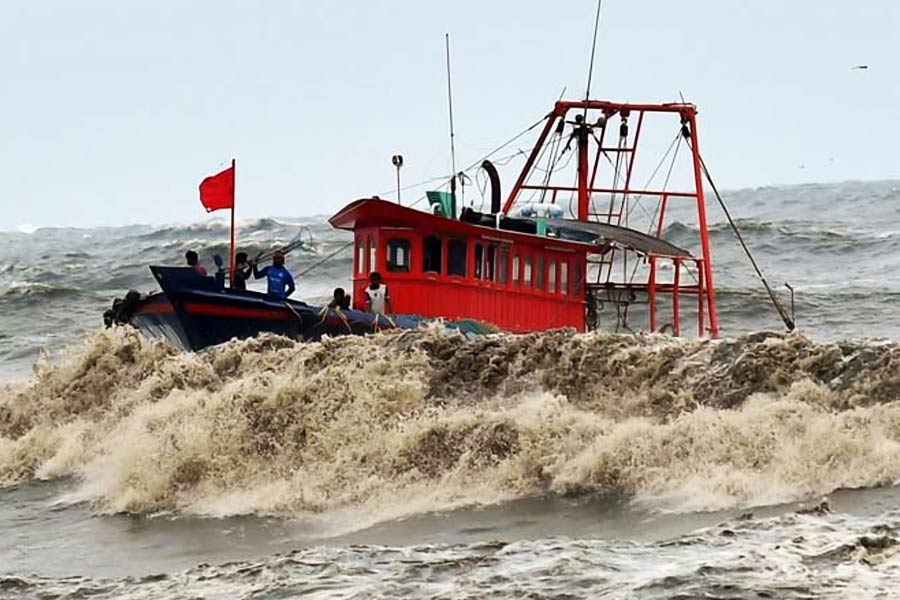 সেখানে গিয়ে প্রায় এক মাস পর স্নান করেছিলেন ওই ১৫ জন মৎস্যজীবী। পেট ভরে খেয়েছিলেন। এর পর ২ জানুয়ারি মৎস্যজীবীদের ভিঝিনজাম বন্দরে নিয়ে এসে ভারতীয় উপকূলরক্ষীদের হাতে তুলে দেন ব্রিটিশ জাহাজের কর্মীরা। এর পর ভারতীয় উপকূলরক্ষী বাহিনী ১৫ জন মৎস্যজীবীর নাম, পরিচয় খতিয়ে দেখে পরিবারের কাছে পাঠিয়ে দেন। শেষ পর্যন্ত ঘরে ফেরেন ১৫ জন। 