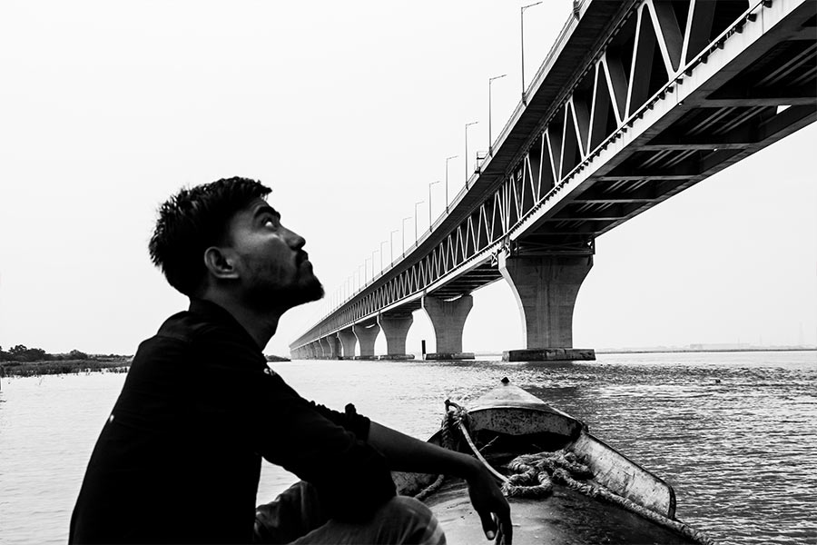 মনে হল, উন্নয়নের অতিকায় অভিজ্ঞানকে আশার সঙ্গে ঘিরে রয়েছে প্রতিষ্ঠান বিরোধিতার কিছু কুয়াশা।