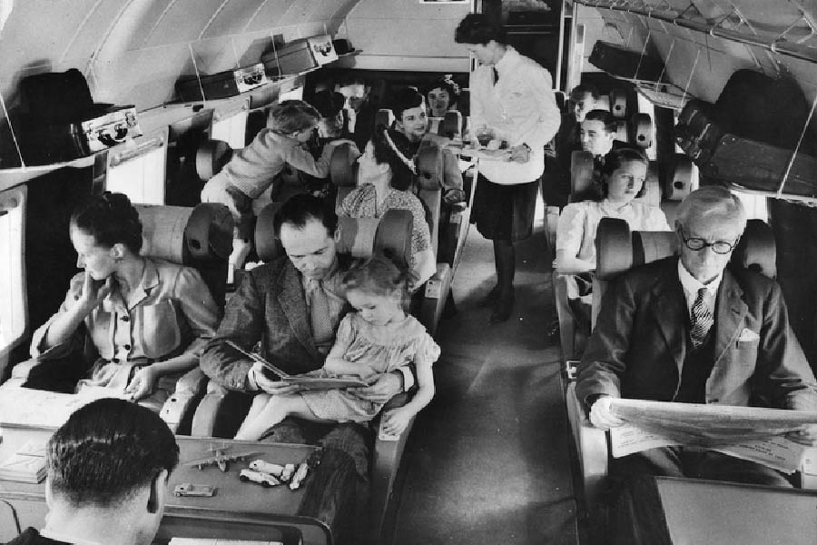 সেই বিমানেই ওঠেন বছর পঞ্চাশের এক ব্যক্তি। তীক্ষ্ণ চোয়াল, ছিমছাম চেহারা, পরনে স্যুট, চোখে সানগ্লাস। বিমানে একটি সুটকেস নিয়ে উঠেছিলেন তিনি। একঝলকে দেখে মনে হতেই পারে তিনি কোনও ব্যবসায়ী কিংবা কর্পোরেট কর্তা। বিমানে উঠে চুপচাপ নিজের জন্য বরাদ্দ সিটে গিয়ে বসে পড়েন তিনি।