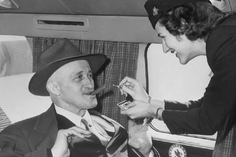 ফ্লাইট টেক অফ করার আগে হাসিমুখে এক বিমানসেবিকাকে নিজের কাছে ডাকেন ওই ব্যক্তি। প্রথমে একটি ড্রিঙ্ক অর্ডার করেন তিনি। পরে পকেট থেকে সিগারেট বার করে ধূমপান করতে শুরু করেন। দুপুর ২টো ১৮ মিনিট নাগাদ বিমান যাত্রা শুরু করে। ওই ব্যক্তির নাম ছিল ড্যান কুপার। ইতিহাস তাঁকে চেনে ডি বি কুপার নামে।