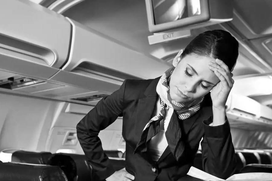 বিমান ওড়ার কিছু ক্ষণ পরেই এক বিমানসেবিকাকে ডেকে স্মিত হেসে তাঁর হাতে তুলে দেন একটি খাম। ওই বিমানসেবিকার নাম ছিল ফ্লোরেন্স সফনার। খাম থেকে এক টুকরো কাগজ বার করে তাতে কী লেখা আছে পড়েন তিনি। আর তা পড়তেই ফ্লোরেন্সের চক্ষু চড়কগাছে! সেই সময় কী করা উচিত ফ্লোরেন্সের মাথায় আসছিল না। এমন সময় শীতল মস্তিষ্কের ওই ব্যক্তি তাঁকে পাশের আসনে বসতে অনুরোধ করেন।