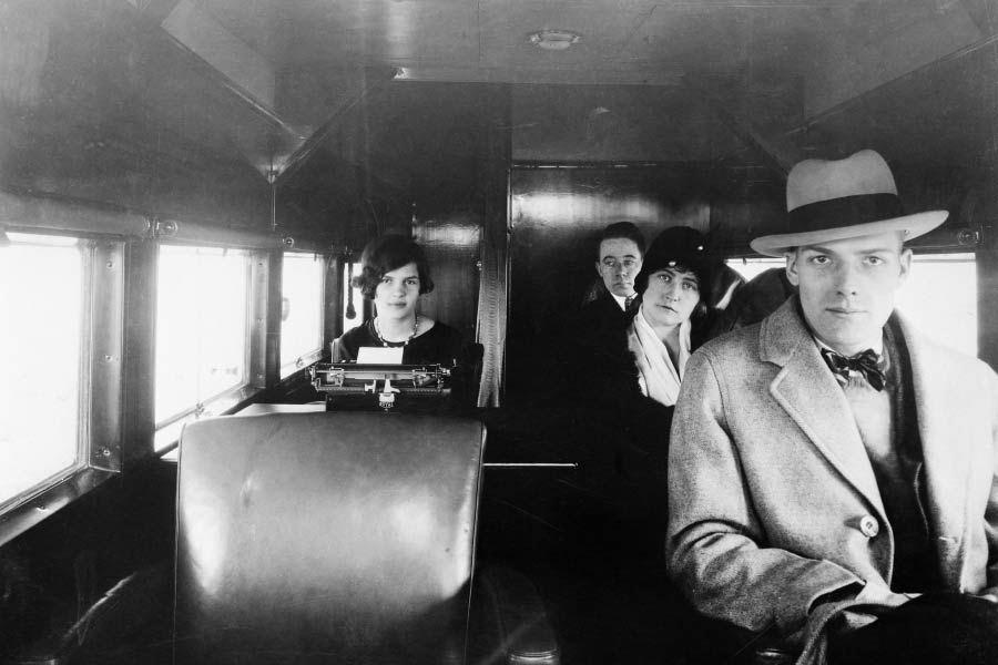 ফ্লোরেন্সকে নিজের ৩টি দাবির কথা জানান ওই ব্যক্তি। প্রথম দাবিতে বলা হয়, বিকেল ৫টার মধ্যে তাঁকে নগদ ২ লাখ ডলার দিতে হবে। দ্বিতীয়ত, তাঁর জন্য বিমানে দু’টি প্যারাসুট পাঠাতে হবে। তৃতীয়ত, সিয়াটেল বিমানবন্দরে একটি জ্বালানি ভর্তি ট্রাকের বন্দোবস্ত করতে দিতে হবে। ওই ব্যক্তি ফ্লোরেন্সকে বুঝিয়ে দেন, কোনও চালাকির চেষ্টা হলে বিমানে তিনি বোমা বিস্ফোরণ ঘটিয়ে দেবেন।