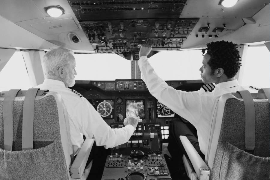 এর পর বিমানে থাকা অন্য বিমানসেবিকা টিনা মাকলো একটি ইন্টারকম টেলিফোন নিয়ে কুপারের পাশে বসেন। বিমানচালক এবং কুপারের সঙ্গে কথাবার্তা চলেছিল এই ইন্টারকম টেলিফোনের মাধ্যমে। খবর জানাজানি হতেই আমেরিকার প্রশাসন কুপারের সব দাবি মেনে নেওয়ার বিষয়ে সম্মতি জানায়। কারণ, এর আগে আমেরিকায় কখনও অর্থের জন্য বিমান হাইজ্যাকের ঘটনা ঘটেনি। প্রশাসন ধরেই নিয়েছিল, বিমান এক বার মাটিতে পা রাখলে কুপারকে ধরতে খুব একটা বেগ পেতে হবে না।