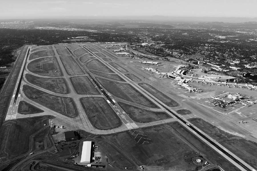 প্রশাসন এবং কুপারের কথাবার্তা চলাকালীন সিয়াটল বিমানবন্দরের এলাকা জুড়ে চক্কর খেয়েছিল বিমানটি। বিমানে থাকা যাত্রীদের বলা হয় যান্ত্রিক ত্রুটির কারণে বিমান অবতরণ সম্ভব হচ্ছে না। সেই সময় সিয়াটলের স্থানীয় ব্যাঙ্ক থেকে নগদ ২ লাখ ডলারের বন্দোবস্ত করা হয়। ওই ডলারের নম্বরও নিজেদের কাছে রাখছিল প্রশাসন। কুপারের দাবি মতো দু’টি প্যারাসুটও পাঠানো হয়।