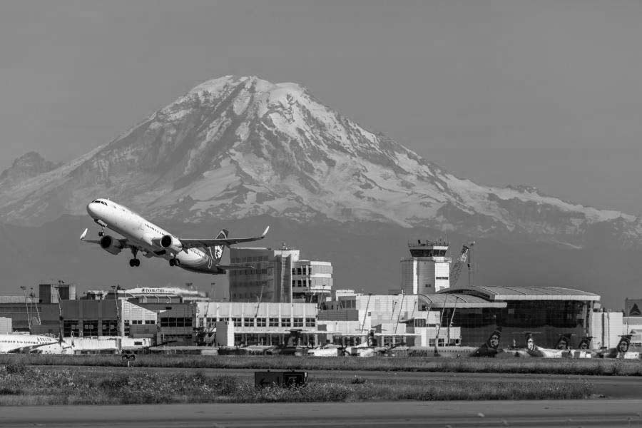 ৫টা ৪৫ মিনিটে সিয়াটল বিমানবন্দরে বিমানটি অবতরণ করে। সঙ্গে সঙ্গেই কুপারের কাছে নগদ অর্থ এবং প্যারসুট পৌঁছে দেওয়া হয়। সেই সময় বিমানে জ্বালানিও ভরা হয়। এই অবস্থায় কুপার মুক্তি দেন ৩৫ যাত্রী এবং ২ জন বিমানকর্মীকে। কিন্তু বিমানচালক এবং দু’জন বিমানকর্মীকে বিমানে রেখে আবারও বিমার ওড়ানোর নির্দেশ দেন কুপার। সঙ্গে জানিয়ে দেন, তাঁর নির্দেশ মতোই বিমান চালাতে হবে। মেক্সিকোর রাজধানী মেক্সিকো সিটিতে বিমান নিয়ে যাওয়ার নির্দেশ দেন তিনি।