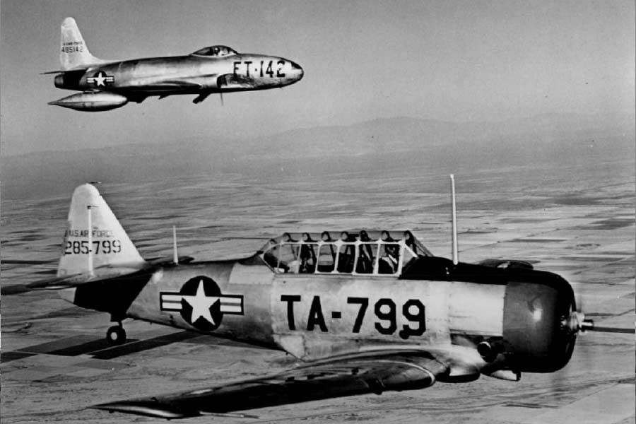 কিন্তু জ্বালানির অপ্রতুলতায় মেক্সিকো সিটি যাওয়া সম্ভব ছিল না। সেই সময় বিমান কতটা উচ্চতায় কত গতিবেগে চলবে, সবই ঠিক করে দিচ্ছিলেন কুপার। রিনো অথবা ফিনিক্সে আবারও জ্বালানি ভরার জন্য বিমানচালককে নির্দেশ দেন তিনি। রিনোতে বিমান নামানোর বিষয়ে চূড়ান্ত সিদ্ধান্ত হয়। এই সময় দু’টি যুদ্ধবিমানকে ওই বিমানটির পিছনে ধাওয়া করতে পাঠায় আমেরিকা।