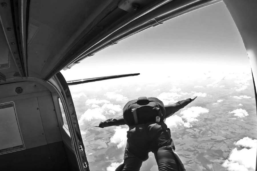 এক সময় বিমানসেবিকা টিনাকে ককপিটে যাওয়ার নির্দেশ দেন কুপার। রাতের অন্ধকারে বিমানটি নামানোর প্রস্তুতি নিচ্ছিলেন বিমানচালক। এই সময় ককপিটের দরজা খোলার সময় টিনা দেখেন কুপার নিজের কোমরে কিছু একটা বাঁধছেন। এর পর দরজা বন্ধ করে ককপিটে ঢুকে যান টিনা। তাঁদের দাবি, ওই সময় কেউ না থাকার সুযোগ নিয়ে বিমানের সিঁড়ি খুলে উড়ন্ত বিমান থেকেই প্যারাসুট নিয়ে ঝাঁপ দেন কুপার। তার পর আর কেউ তাঁর হদিস পায়নি। গত ৫২ বছর ধরে তিনি বেপাত্তা।