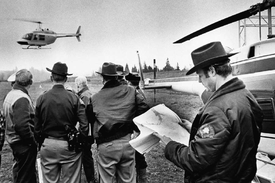 আমেরিকার গোয়েন্দাদের মতে, ডি বি কুপার কোনও সন্ত্রাসবাদী দলের সদস্যও হতে পারেন। কারণ তাঁকে যে প্যারাসুটগুলি দেওয়া হয়েছিল, তার একটি ছিল সেনাবাহিনীর। আর একটি ছিল সাধারণ মানের। যে প্যারাসুটটি চেপে কুপার বিমান থেকে পালিয়েছিলেন, সেটি ছিল সেনাবাহিনীর। দক্ষ প্রশিক্ষণ না থাকলে ওই ধরনের প্যারাসুট চালানো সম্ভব নয়। তবে এত কিছু করেও পাওয়া যায়নি ডি বি কুপারকে। আজও পৃথিবীর কাছে রহস্য হয়ে আছেন তিনি।