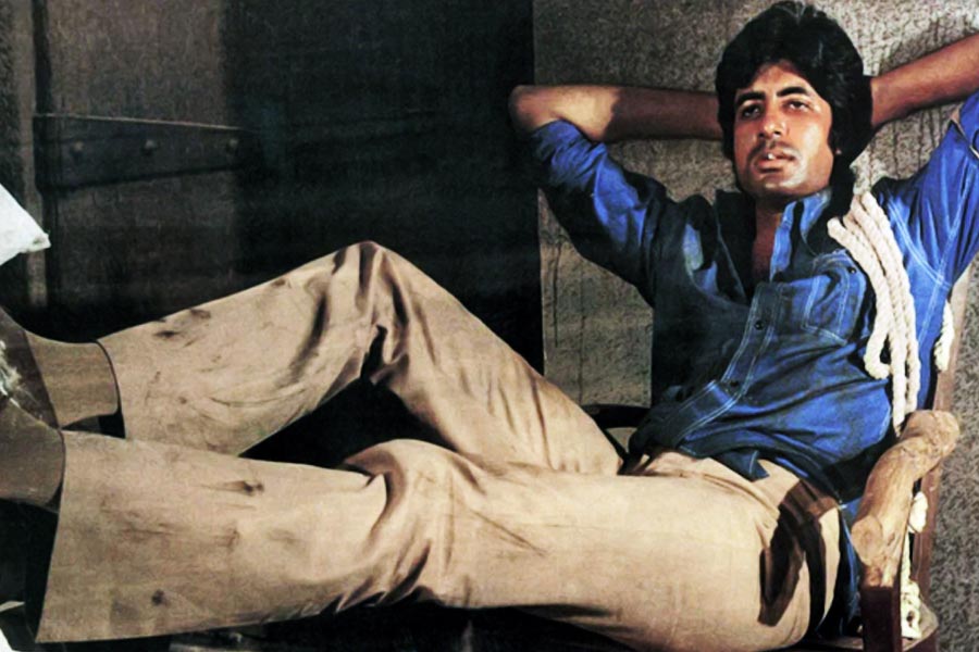 অমিতাভের উচ্চতা নজরে পড়ার মতো। তা ছাড়া অমিতাভ সুদর্শনও ছিলেন। তাই বলিপাড়ার সমস্ত পরিচালক এবং প্রযোজক চাইতেন অমিতাভের সঙ্গে কাজ করতে। 