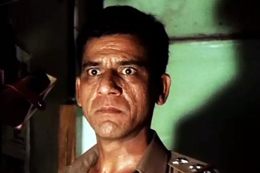 ওমের বক্তব্য, তিনি সুন্দর দেখতে ছিলেন না। তাই তিনি বেশি কাজ পাননি। সব কাজ অমিতাভ ছিনিয়ে নিয়েছেন। কিন্তু অভিনয় গুণে তিনি অমিতাভের থেকে কোনও অংশে কম যান না বলে জানিয়েছিলেন ওম।