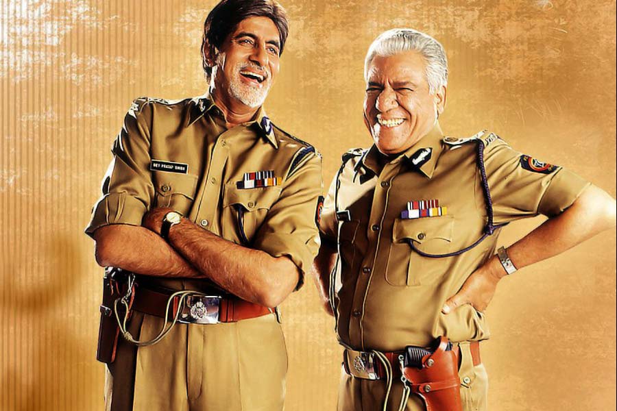 একই সময়ের অভিনেতা হলেও অমিতাভ এবং ওমকে সে ভাবে কখনও একসঙ্গে অভিনয় করতে দেখা যায়নি। ২০০৩ সালে ‘দেব’ ছবিতে অমিতাভের সঙ্গে কাজ করেছিলেন ওম।