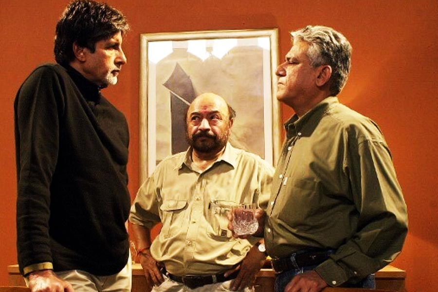 দুই অভিনেতার মধ্যে হঠাৎ এমন দূরত্ব তৈরি হওয়ার কারণ কী? তার জন্য অবশ্য ওমকেই দায়ী করেন বলিপাড়ার একাংশ। তাঁদের দাবি, ওম পুরির দেওয়া একটি সাক্ষাৎকার অমিতাভের সঙ্গে তাঁর এক অদৃশ্য দূরত্ব তৈরি করে।