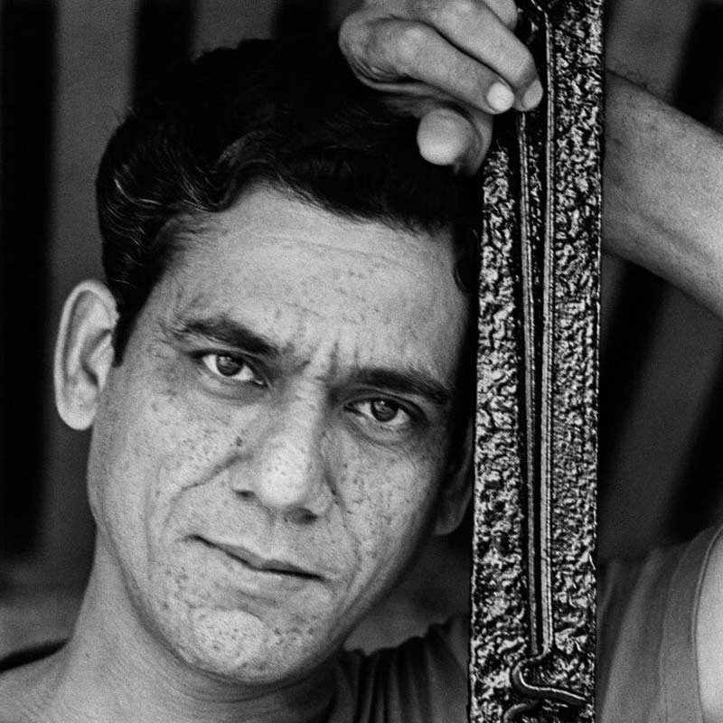 ১৯৮৫ সালে দেওয়া একটি সাক্ষাৎকারে অমিতাভের প্রতি সমস্ত ক্ষোভ উগরে ফেলেন ওম। ওম বলেন, ‘‘কুকুর কোনও জায়গায় বসার সময় আগে লেজ দিয়ে তা পরিষ্কার করে ফেলে। তার পর সেখানে বসে। ইন্ডাস্ট্রিতে এমন কয়েক জন রয়েছে যারা পরজীবীর মতো ঘুরে বেড়ায়। তারা শুধু নিয়েই যায়, কিন্তু ফেরত দেওয়ার বেলায় তাদের পকেট গড়ের মাঠ।’’