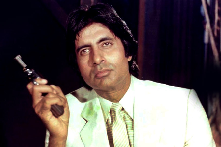 ওম জানান, একটি ছবিতে অভিনয় করতে অনেক পারিশ্রমিক চান অমিতাভ। ছবির যা বাজেট তার এক-চতুর্থাংশ অমিতাভকে পারিশ্রমিক দিতেই খরচ হয়ে যেত বলে ওমের দাবি। 