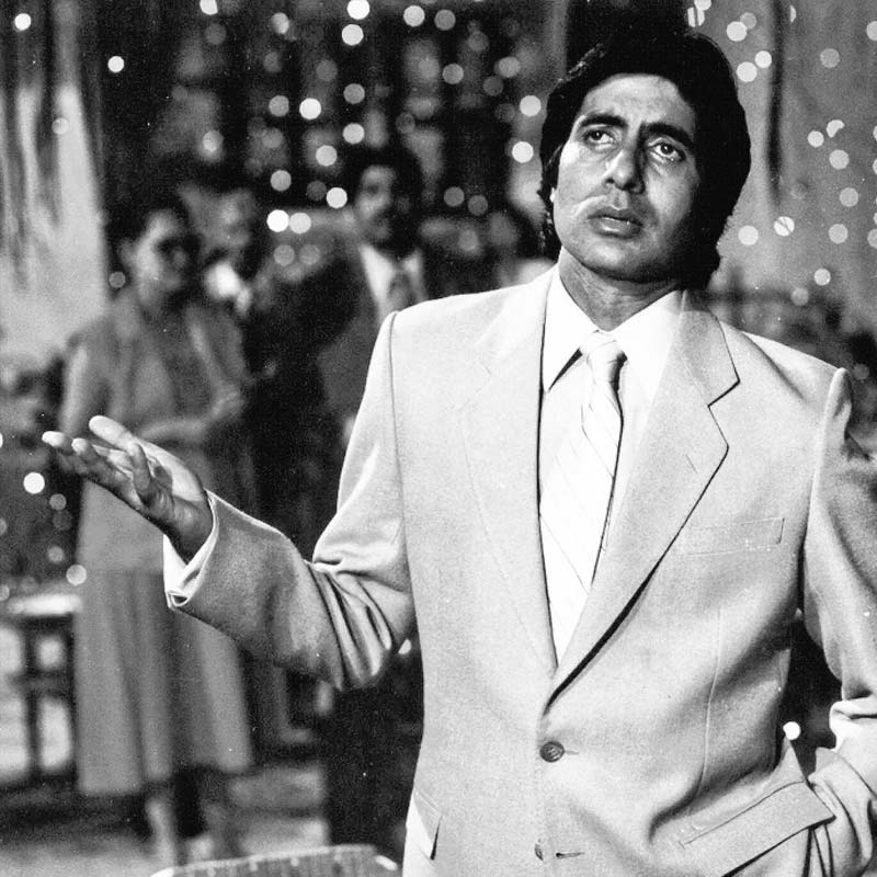 অমিতাভ যদি তাঁর পারিশ্রমিকের ১ শতাংশও ইন্ডাস্ট্রির সঙ্গে যুক্ত কর্মীদের দান করতেন তা হলে সকলে অনেক ভাল ভাবে জীবন কাটাতে পারতেন বলে জানিয়েছেন ওম। ওম বলেন, ‘‘কিন্তু ওর নাম অমিতাভ। অমিতাভ এত বোকা নয়। ও কখনও এমন কাজ করবে না।’’