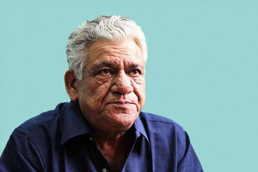 তাঁকে নিয়ে জনসমক্ষে এমন মন্তব্য করেছিলেন বলে ওম পুরির সঙ্গে দীর্ঘ দিন কাজ করেননি অমিতাভ। সাক্ষাৎকার দেওয়ার প্রায় দু’দশক পর দুই অভিনেতাকে একসঙ্গে অভিনয় করতে দেখা যায়। শুট চলাকালীন দু’জনের মধ্যে বন্ধুত্বপূর্ণ সম্পর্ক গড়ে ওঠে।