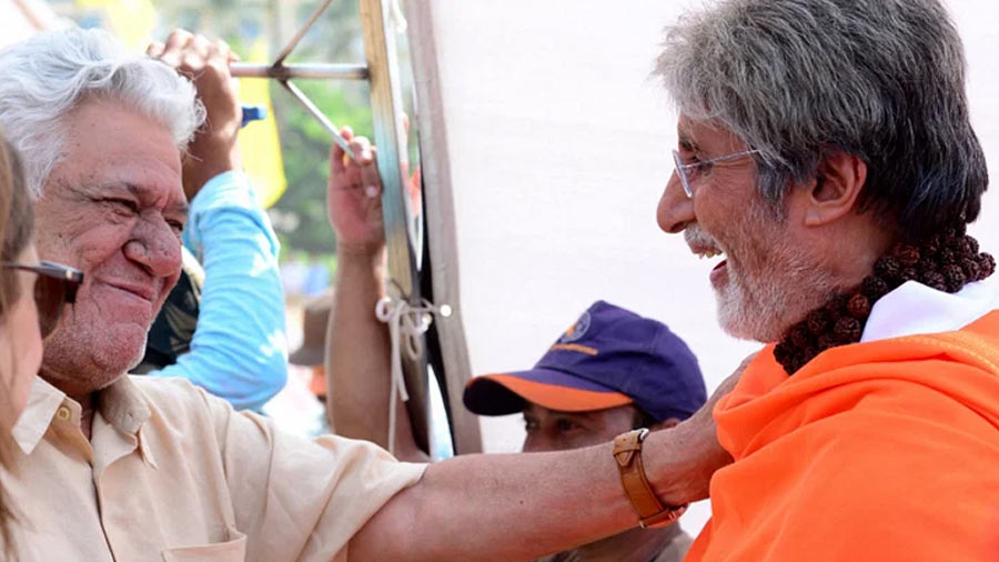 কিন্তু বেশি দিন টেকেনি অমিতাভ-ওমের বন্ধুত্ব। ২০১৭ সালে আবার অমিতাভের বিরুদ্ধে মন্তব্য করেছিলেন ওম। সেই সময় ওমের হাতে কাজ ছিল না। কিন্তু অমিতাভ একের পর এক ছবিতে অভিনয় করে যাচ্ছেন।