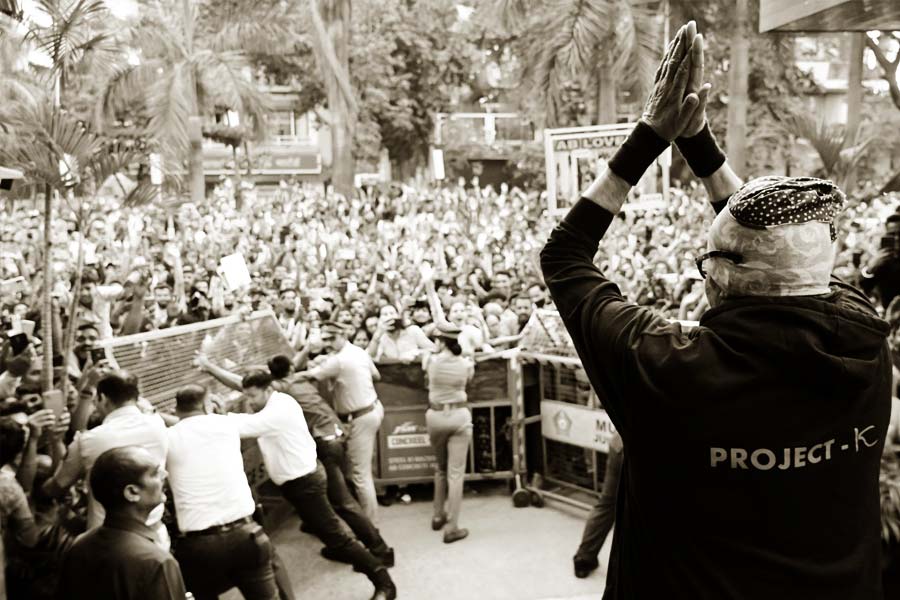 ওম জানিয়েছিলেন, অমিতাভের মতো তাঁর এত জনপ্রিয়তা নেই, অনুরাগী সংখ্যাও এত বেশি নয়। কিন্তু অভিনয়কে সম্বল বানিয়ে বহু দূর যাওয়ার ক্ষমতা রয়েছে ওমের।