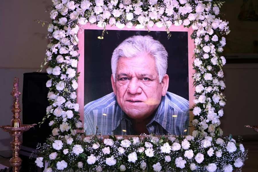 ২০১৭ সালের ৬ জানুয়ারি ৬৬ বছর বয়সে হৃদ্‌রোগে আক্রান্ত হয়ে শেষ নিশ্বাস ত্যাগ করেন ওম পুরি। তাঁর মৃত্যুতে শোকপ্রকাশ করে অমিতাভ ব্লগে লেখেন, ‘‘ওম ওর হাসি নিয়ে আমাদের মধ্যে বেঁচে থাকবে। ও আমার ভাল বন্ধু, সহকর্মী ছিল। বহু গুণের অধিকারী ছিল ওম।’’