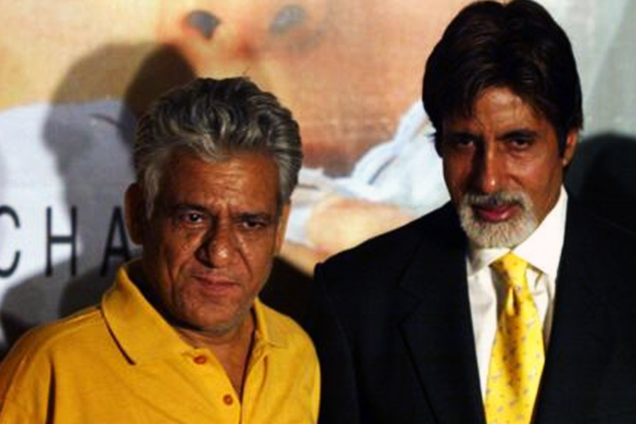 ওমের শেষকৃত্যেও অমিতাভ তাঁর পুত্র অভিষেককে নিয়ে গিয়েছিলেন। সেখানে গিয়ে সাংবাদিকদের অমিতাভ বলেন, ‘‘এখন বন্ধুর পুত্রের পাশে দাঁড়ানো ছাড়া আমাদের আর কিছু করার নেই। ওর পাশে দাঁড়িয়ে শক্তি জোগানোই আমাদের দায়িত্ব।’’