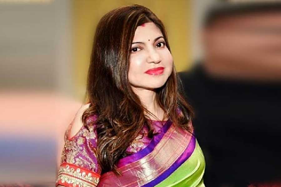 প্রায় একই সময় কেরিয়ার শুরু হয়েছে অলকা আর অনুরাধার। প্রতিদ্বন্দ্বিতাও একই সময় শুরু হয়েছে। অলকা অভিযোগ করেছিলেন, তাঁর গান ছিনিয়ে নিচ্ছেন অনুরাধা। সেই নিয়ে শোরগোল হয়েছিল বিস্তর।